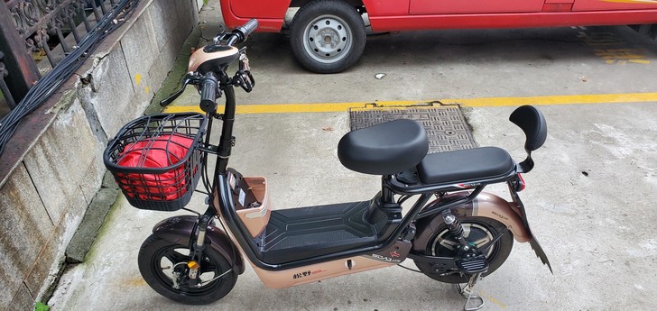 自用电动车，九成新，专卖店购买，由于本人急...