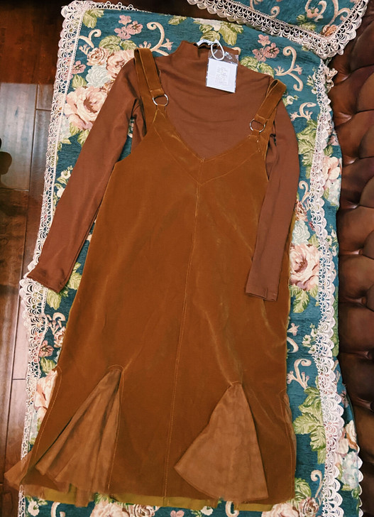 焦糖色背带裙两件套