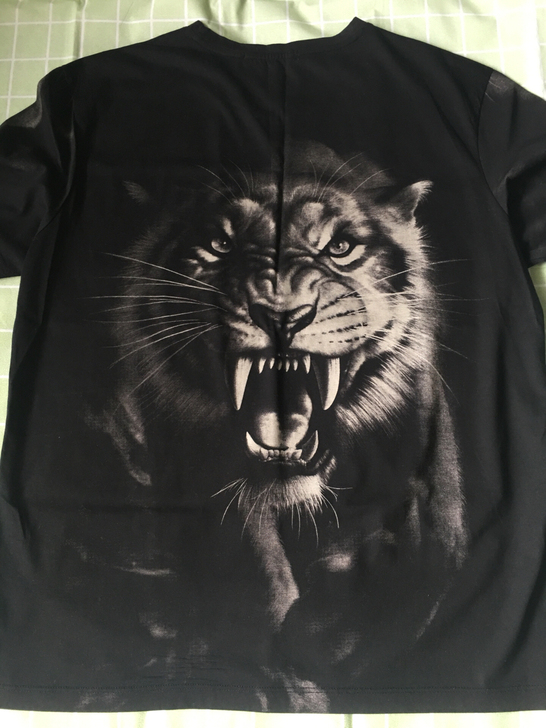 老虎T恤,买来没怎么穿过。面料薄穿上很凉快...