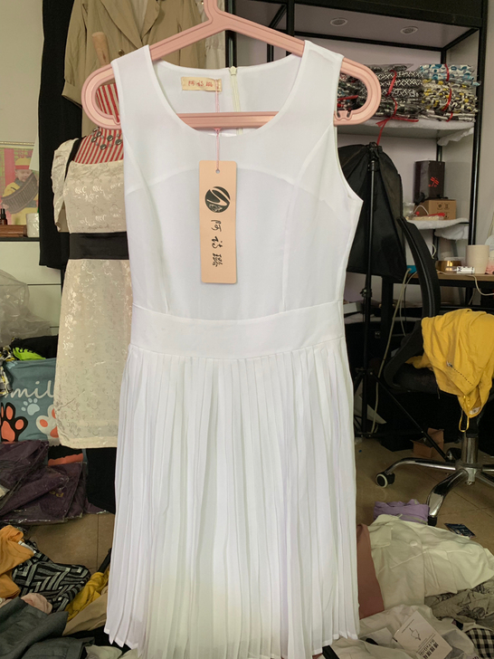 白色连衣裙s码雪纺面料；白色难免有些小灰脏...