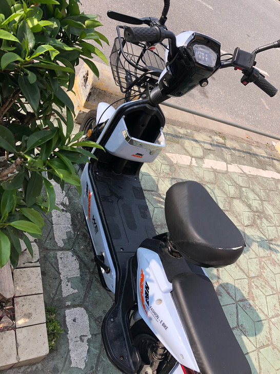 买来用了一个多月电动车，很新很新，四组超威...