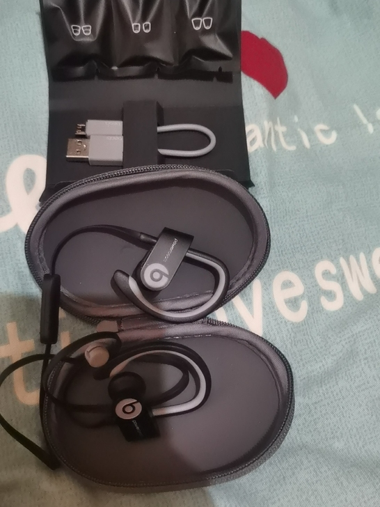 powerbeats 耳机，功能完好 基本...