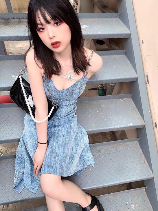 牛仔吊带裙连衣裙韩，很有设计感中号，两边带...