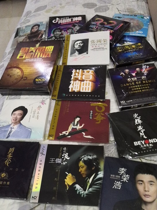 3元一张，全新未拆封。带歌词本那种5元一张...