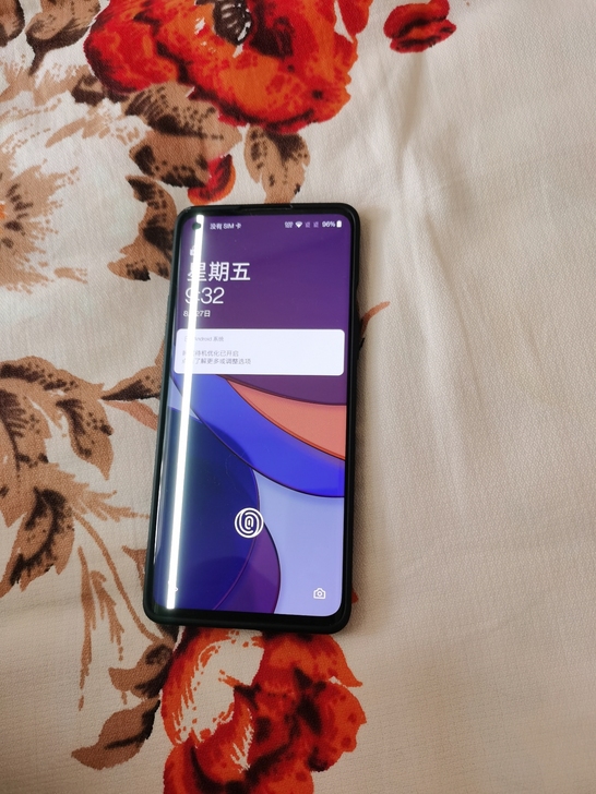 出一加8，8+128，黑镜，亮线是不小心压...