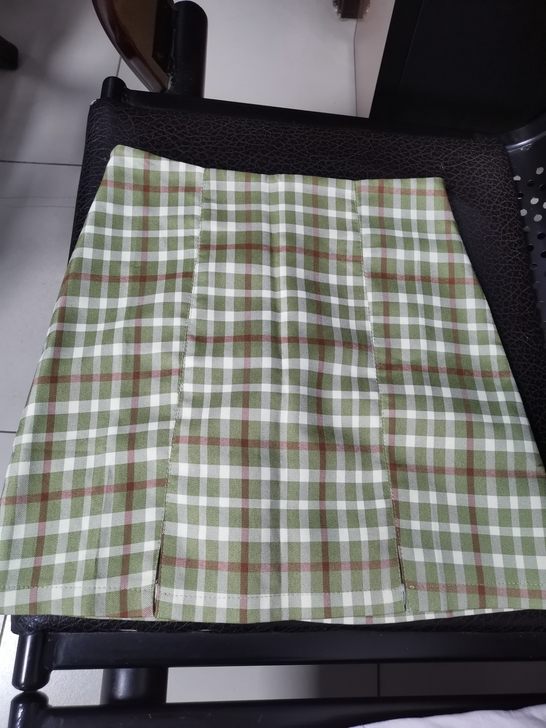 牛油果绿格子小短裙，尺码S的，穿过一次，包...
