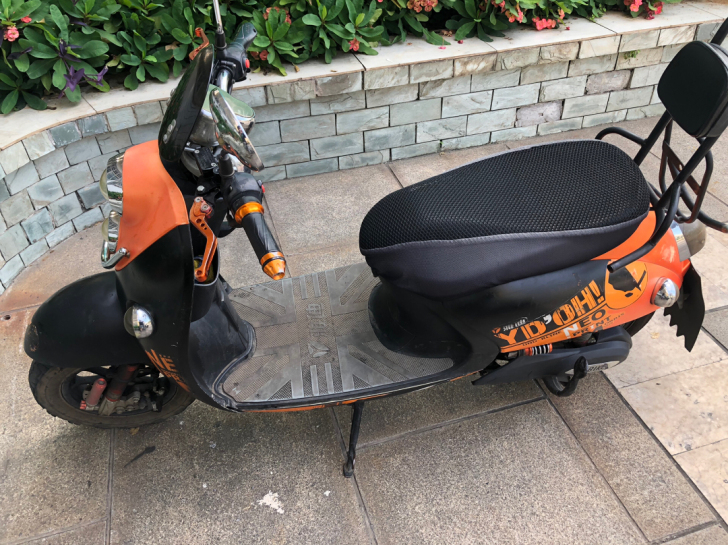 雅思的72v 20A电动车。电池安尔达的去...