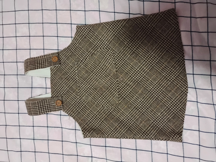 一款永不过时的小背带裙！