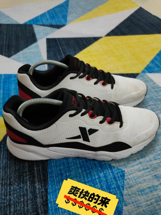 特步品牌运动跑步鞋，43码