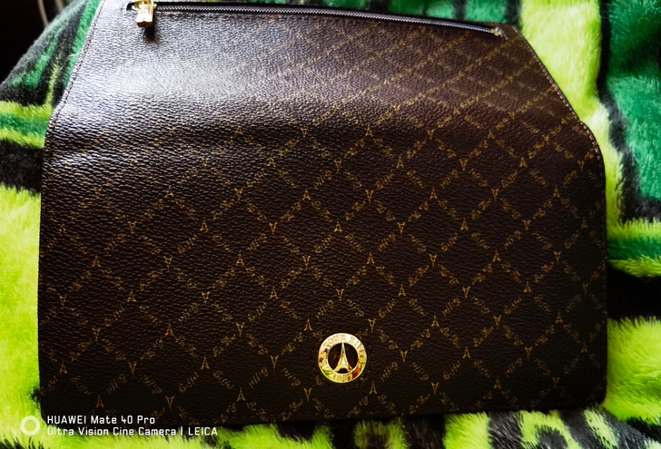 埃菲尔铁塔钱包，上品折扣购买，全新的女士钱...