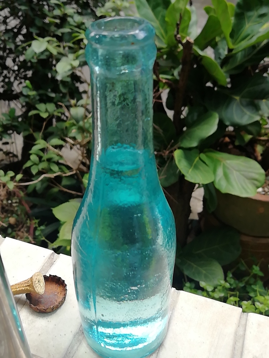 北京清未一得阁玻璃瓶。整体完整。有口有裂。...