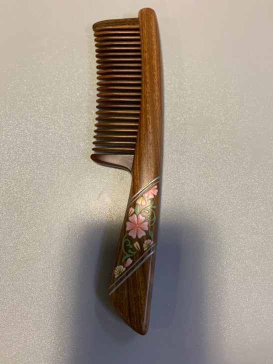谭木匠绿檀，有股淡淡的香味，没用过几回