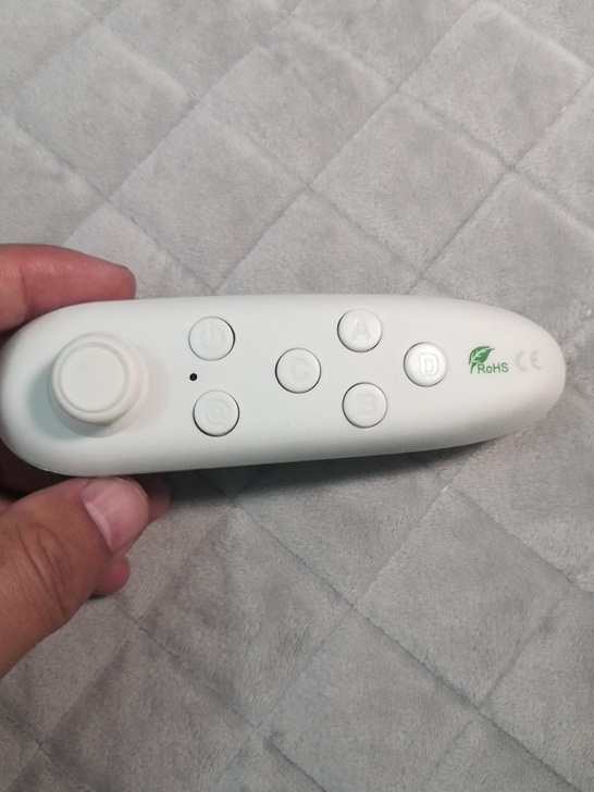 蓝牙游戏手柄,两节七号电池供电