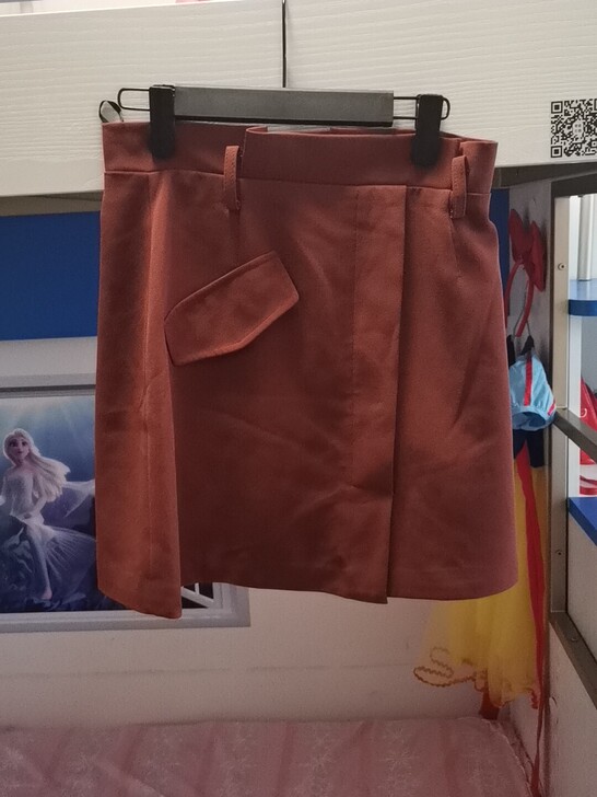 棕色半身裙 实体店99入的  L吗