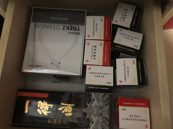 晨光笔芯三盒，两盒红的，一盒黑的，英雄墨水...