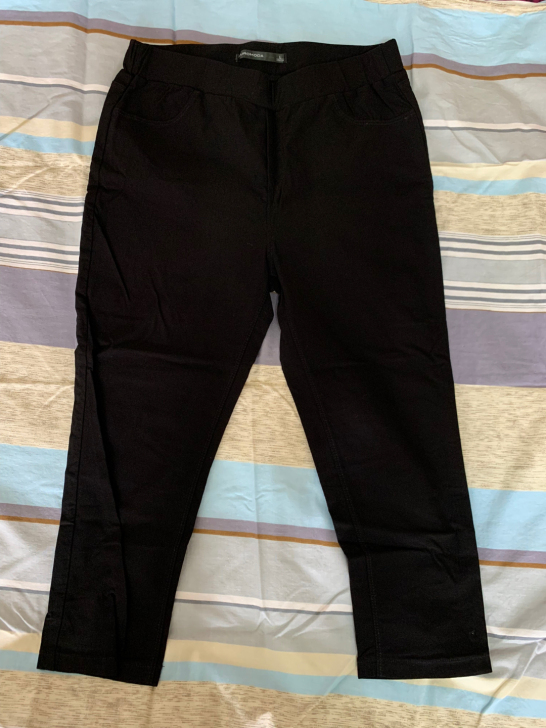 女式黑色七分裤,几乎全新,没怎么穿过,L码...