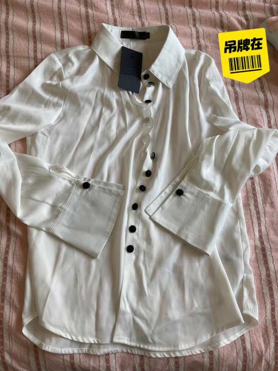衬衣外搭西服好看,买来全新未穿。转