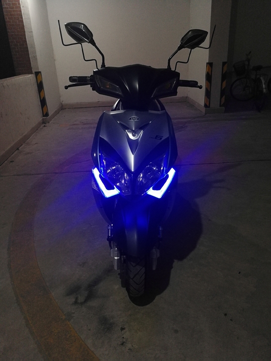 高端小刀电动车在保修。可以给手机充电。高档...