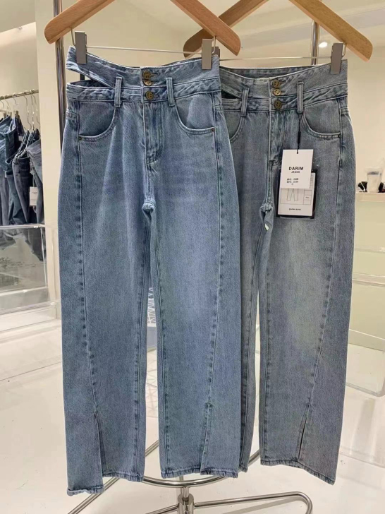 开衩高腰牛仔裤
