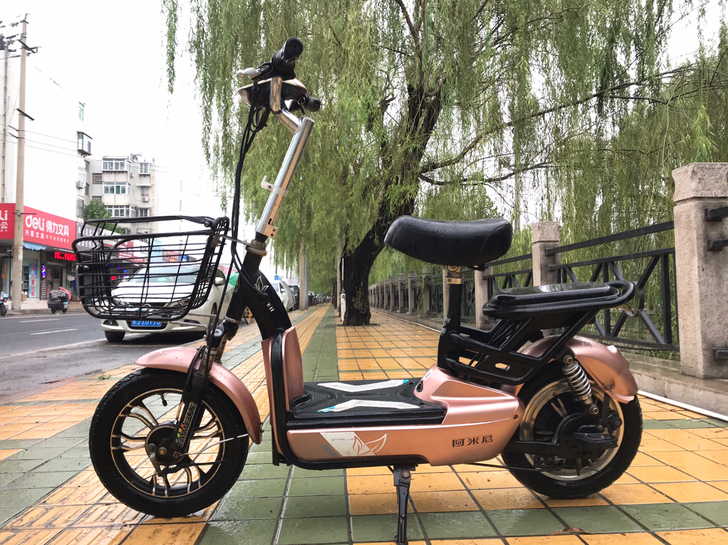 很新的阿米尼电动车 实拍图片，成色很新，车...