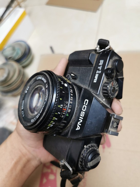 古老的单反照相机。上面字母是COSINA