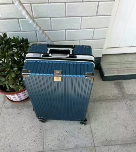 【全新低价出】静音万向轮学生旅行箱26寸拉...