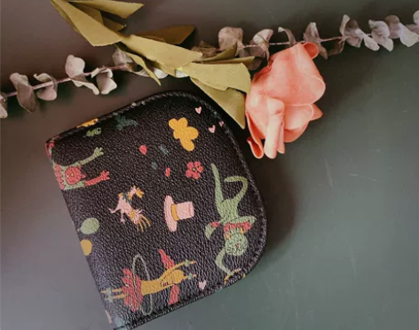 不莱玫短款时尚钱包外面是时尚涂鸦，这样的钱...