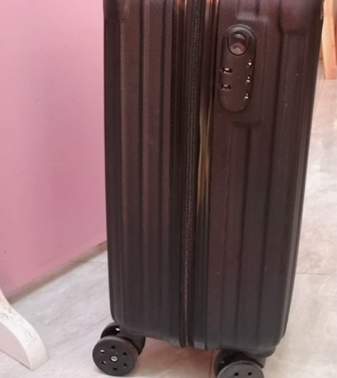 黑色20寸旅行箱，低价卖出 感兴趣的话点“...