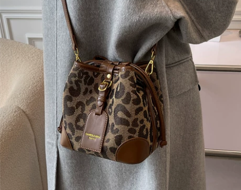 高级感小包包女爆款2021新款潮时尚斜挎包...