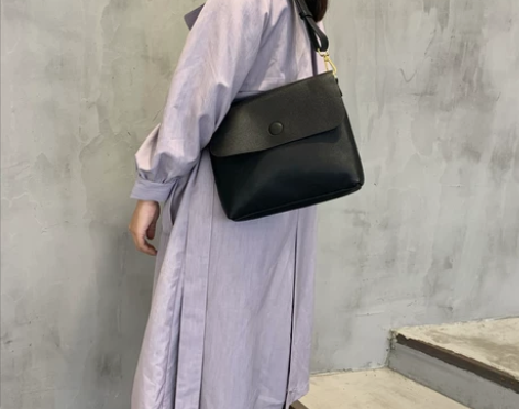 休闲软皮宽肩带信封包2021春夏新款简约百...