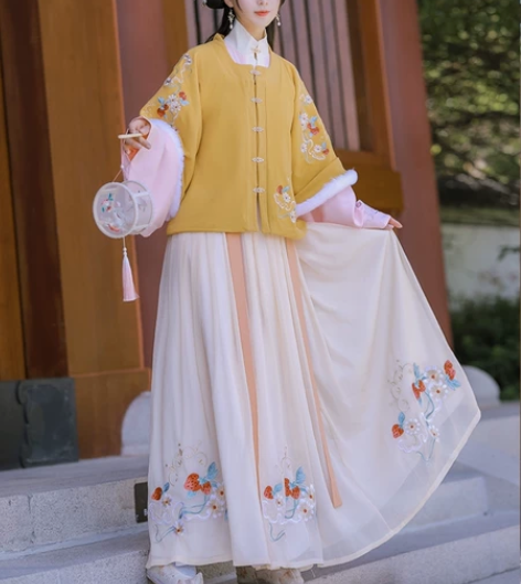 S码米色下裙和暗黄色里衣两件套，标价包非偏...