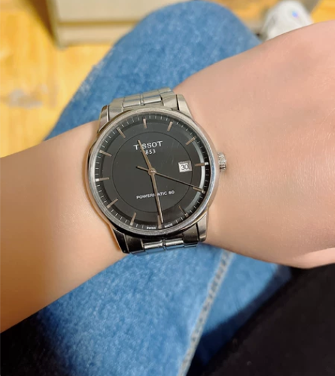 天梭力洛克，专柜买的，9成新轻微使用痕迹，...