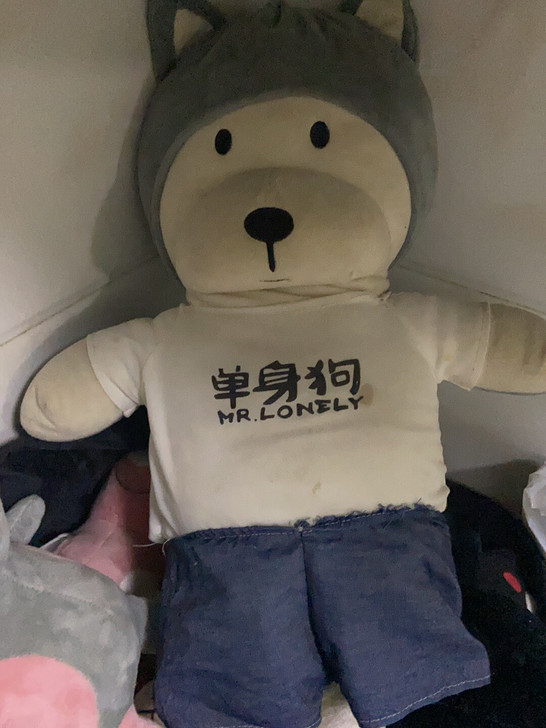 一堆公仔玩偶，尺寸都比较大，而且很厚实，不...