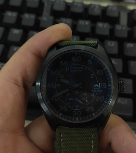 美亚买的，就换过一次蝴蝶扣表带，走时准，光...