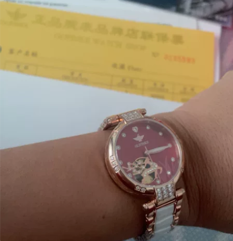 生日老公送的欧品客正品手表,我皮肤太黑红色...