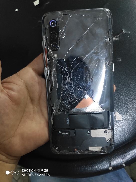 小米9开机，没显示，天天有闹钟响，没有拆修...