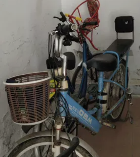 有一台电动车，充满电可以跑15公里，因买了...