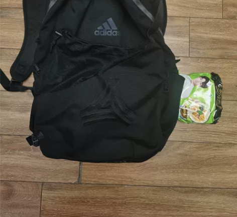 阿迪达斯足球背包，有足球袋。 9成新 感兴...