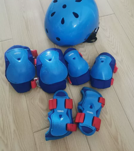 迪卡侬买的轮滑套装 护具 头盔 轮滑鞋 滑...