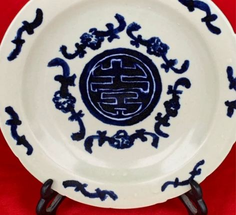 清代豆青釉工艺成熟,呈色淡雅柔和,色浅者淡...