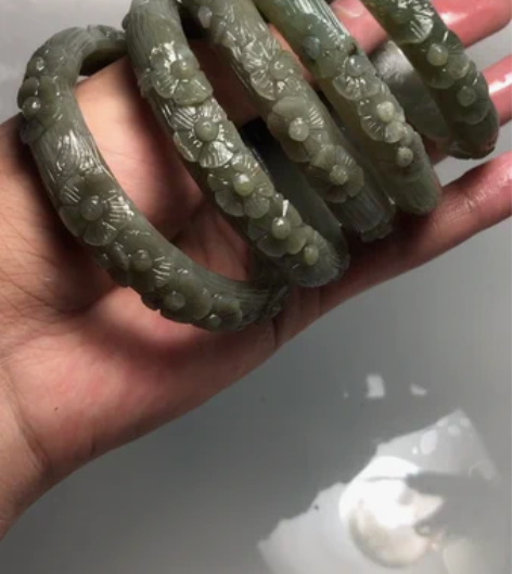 和田玉雕花手镯梅花镯，手工雕刻，湖水绿色，...