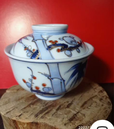 手绘松竹梅青花盖碗,画工细,瓷质细腻,釉水...