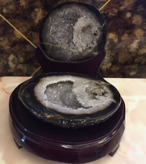 非常漂亮的水晶摆件，现低价出让了。 感兴趣...