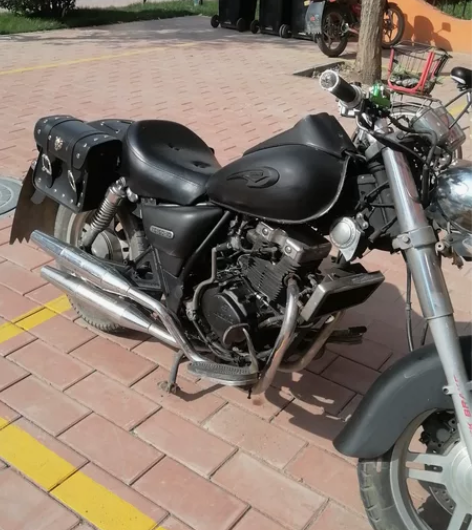 银钢150太子摩托车，新换的电瓶，一打就起...