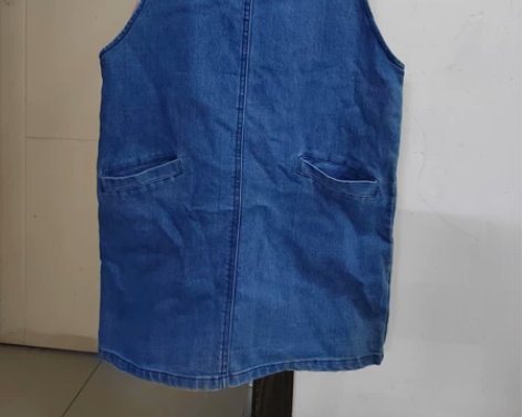 牛仔背心裙 牛仔背带裙，面料柔软 感兴趣的...