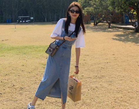 开叉牛仔背带裙女春夏新款宽松复古显瘦中长款...