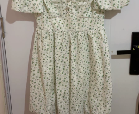 泡泡袖，遮肉花苞裙，有内衬 感兴趣的话点“...