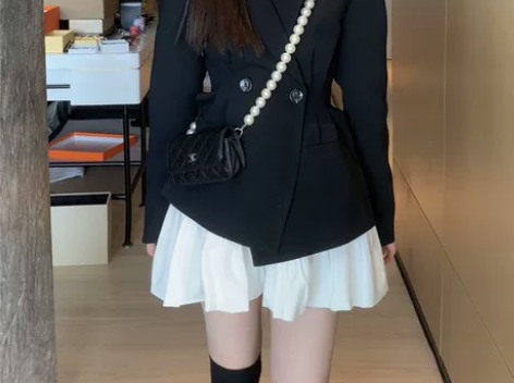 不规则西装花苞裙 很厚重，秋天一件背心一件...