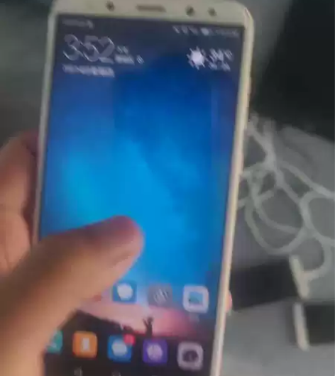 华为麦芒6，机器成色不错当备用机用，屏幕有...