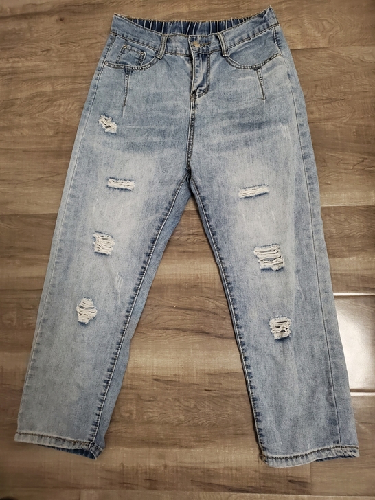 破洞宽松款牛仔裤